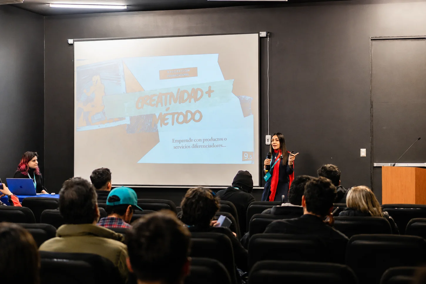 Patricia Vera presentando la metodología "Creatividad + Método" ante una audiencia.